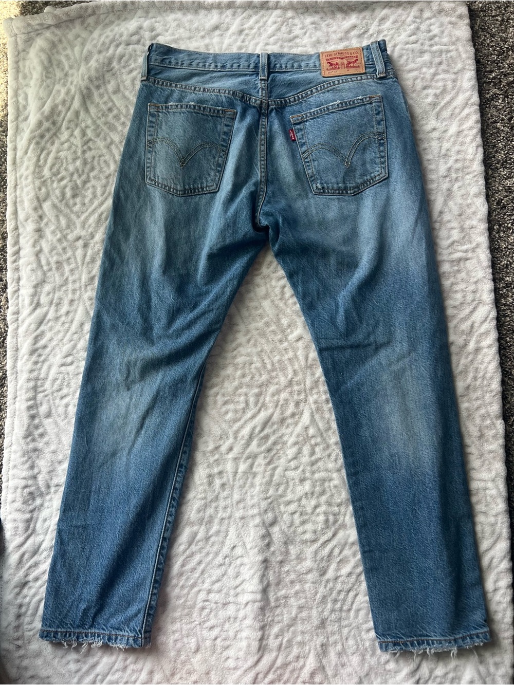 Levi’s Distressed SlimFit Jeans Women’s 27x32 Light Wash Ripped Denim Frayed Hem - Picture 9 of 11